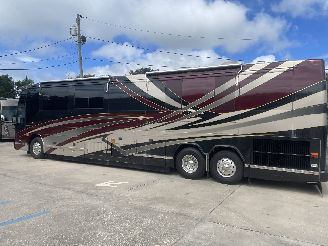 A photo of this 2005 Featherlite Coaches PREVOST