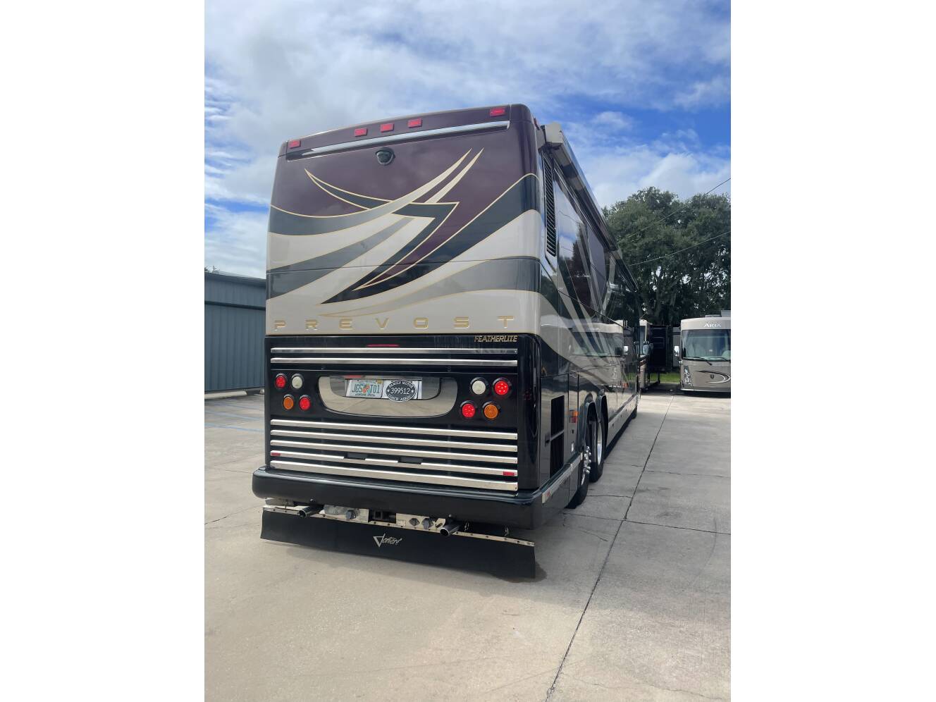 A photo of this 2005 Featherlite Coaches PREVOST