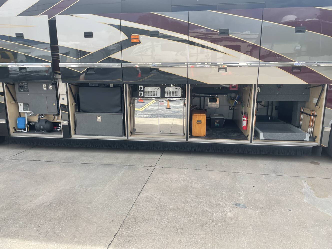 A photo of this 2005 Featherlite Coaches PREVOST