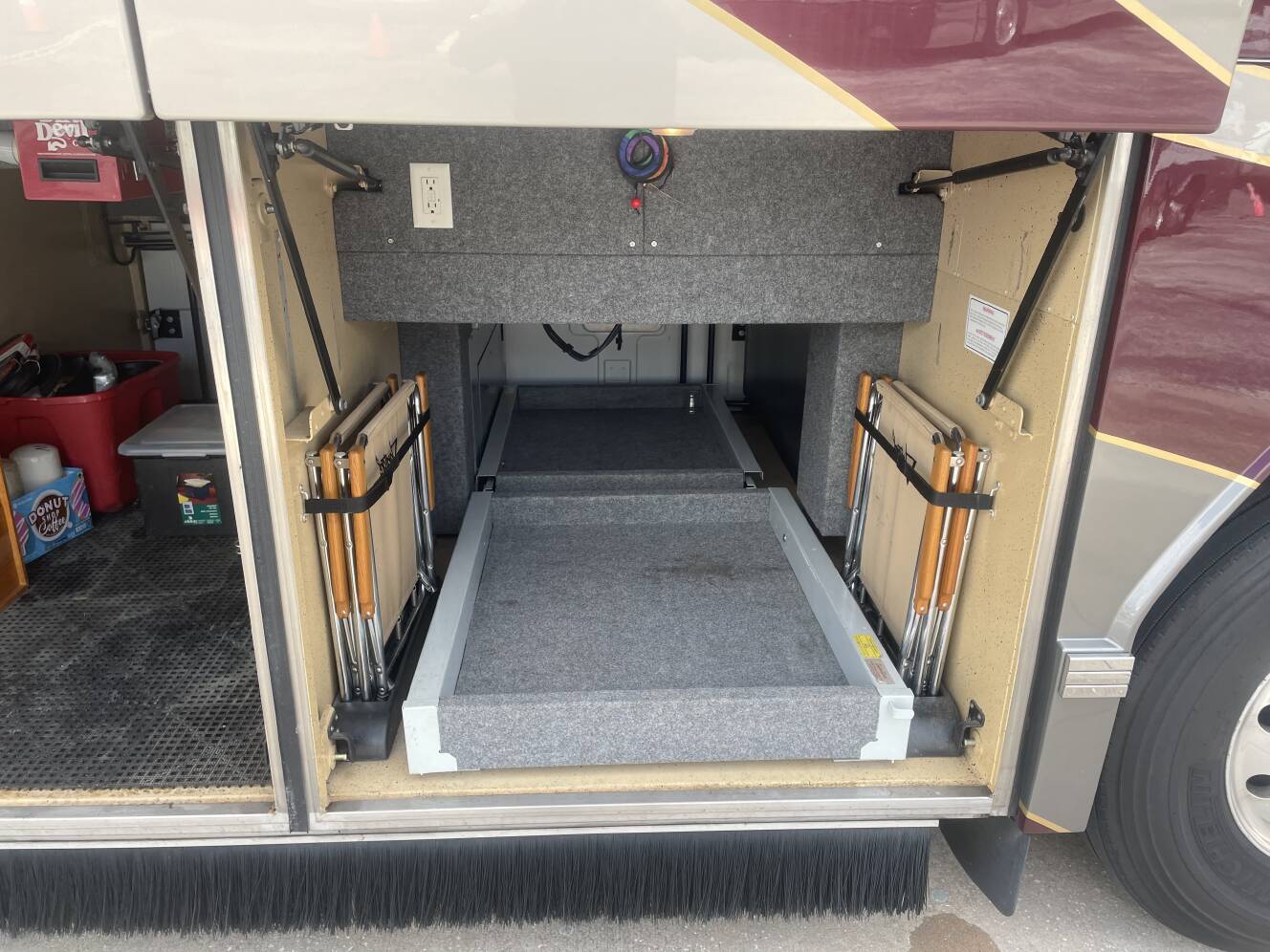 A photo of this 2005 Featherlite Coaches PREVOST