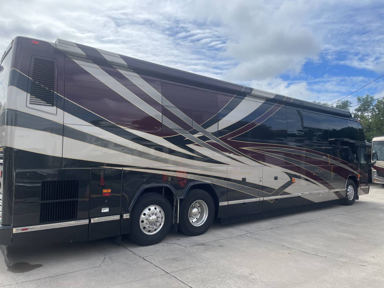 A photo of this 2005 Featherlite Coaches PREVOST