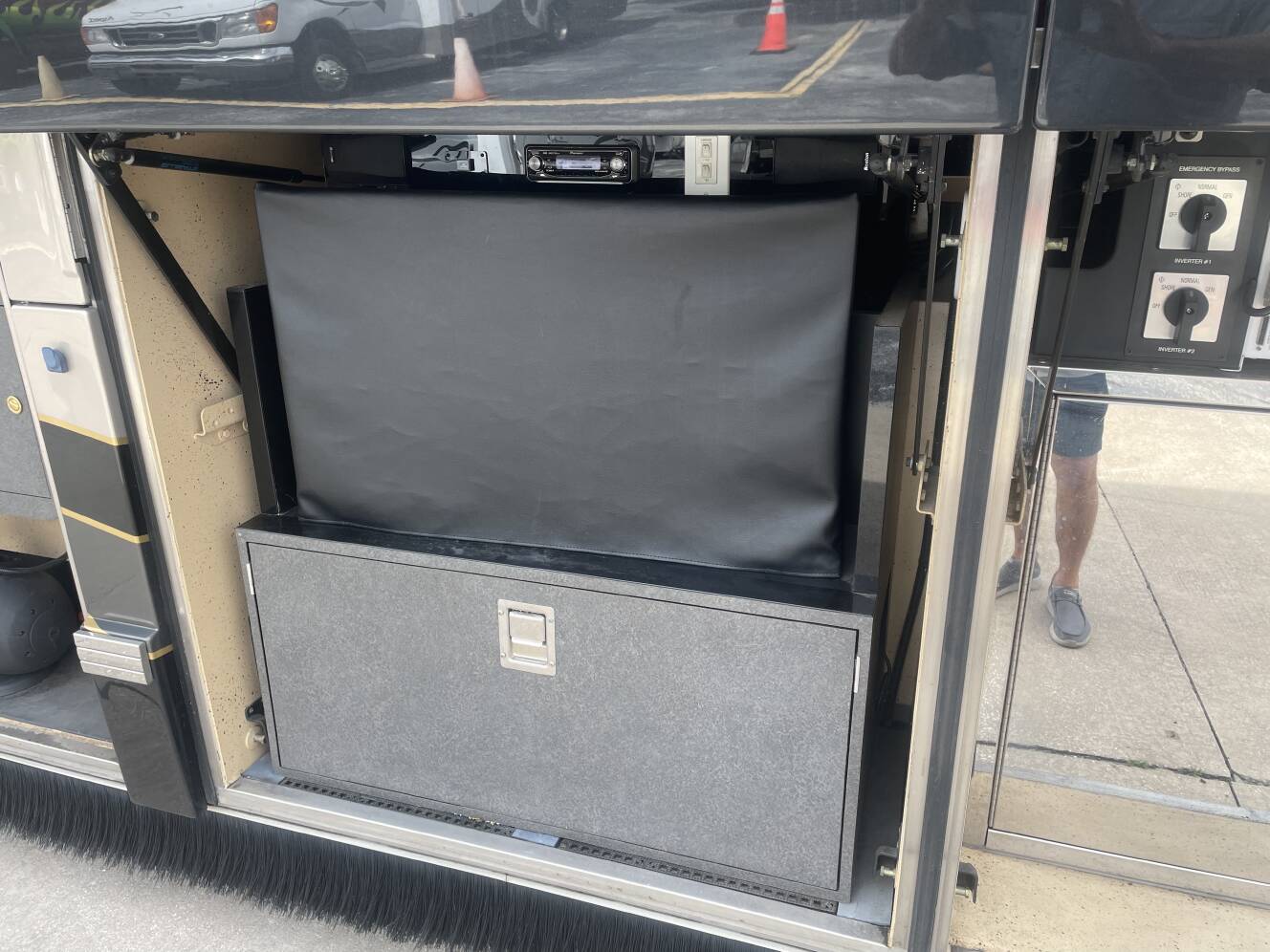 A photo of this 2005 Featherlite Coaches PREVOST