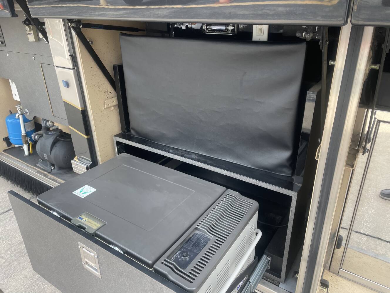 A photo of this 2005 Featherlite Coaches PREVOST