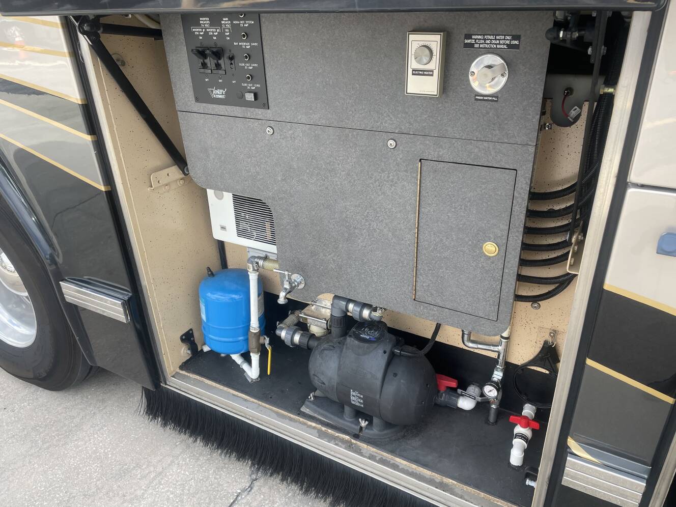 A photo of this 2005 Featherlite Coaches PREVOST