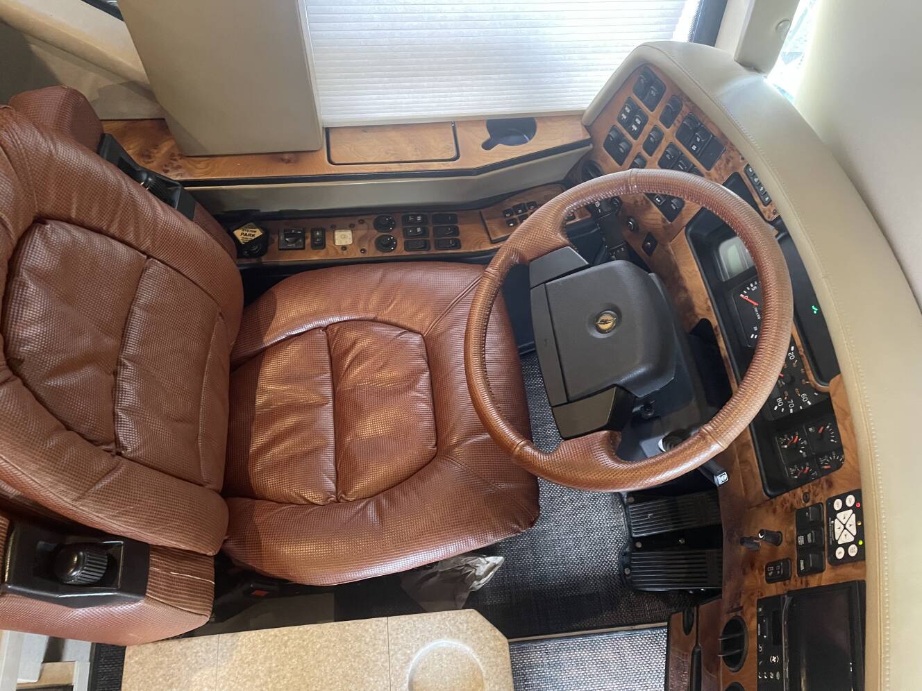 A photo of this 2005 Featherlite Coaches PREVOST