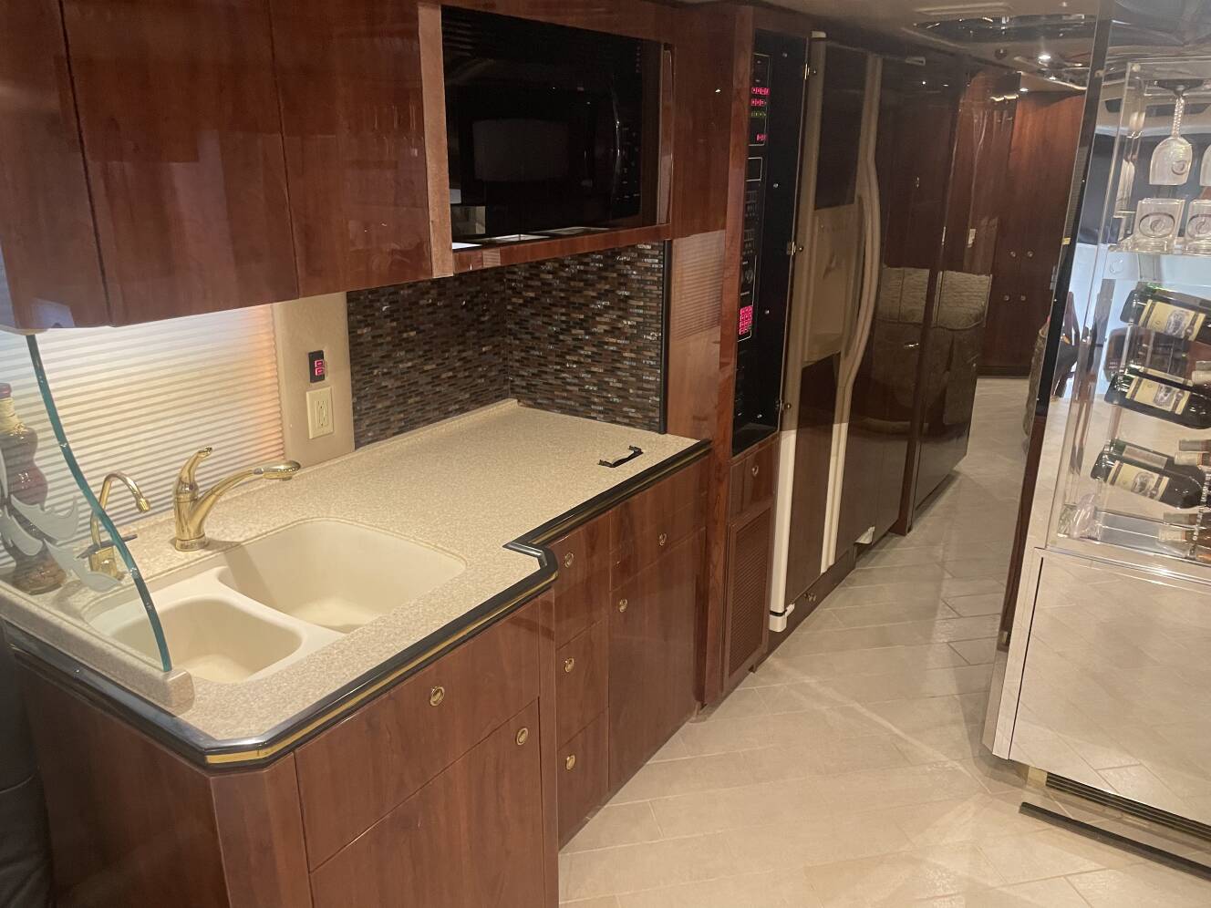 A photo of this 2005 Featherlite Coaches PREVOST
