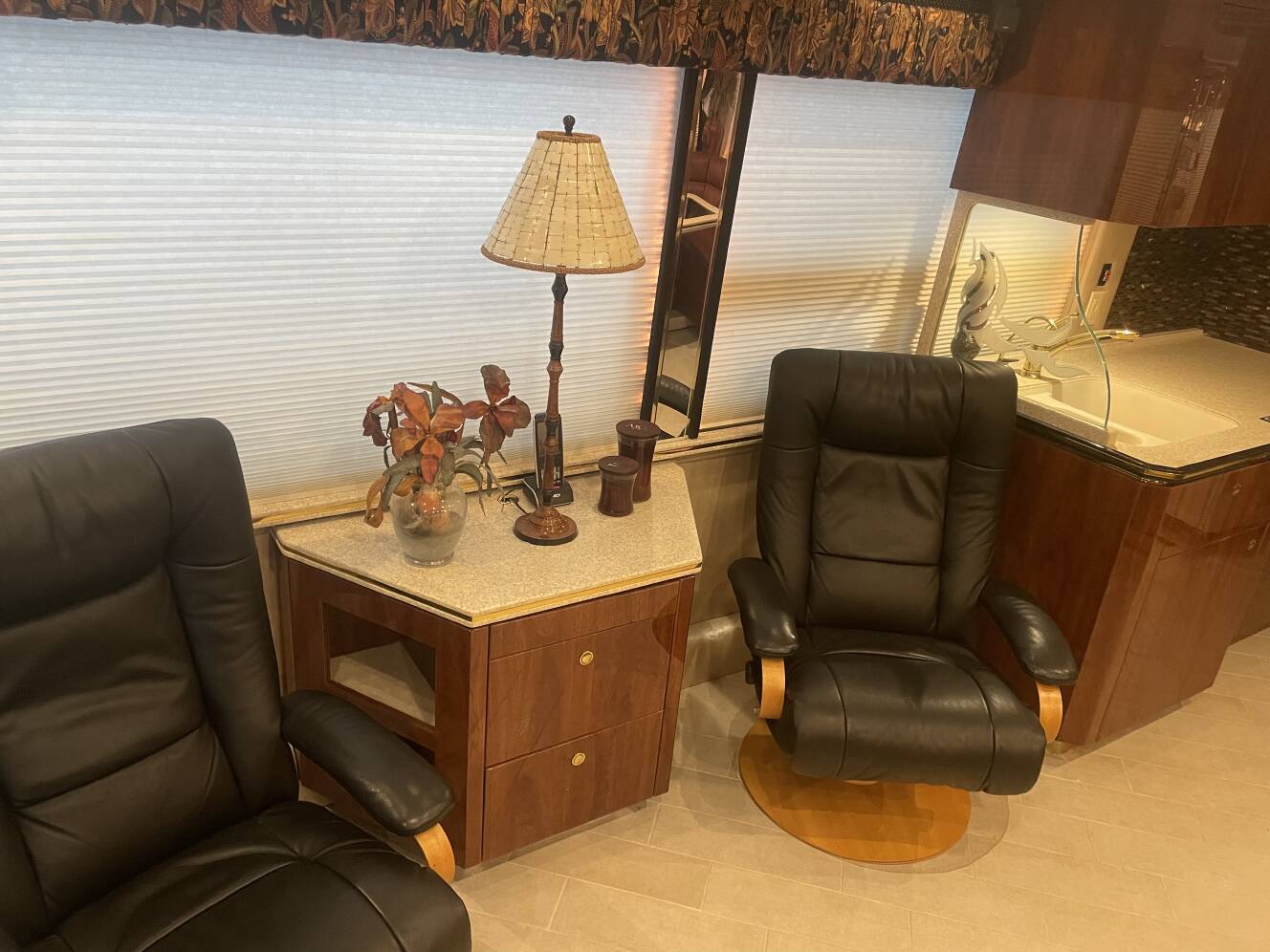 A photo of this 2005 Featherlite Coaches PREVOST