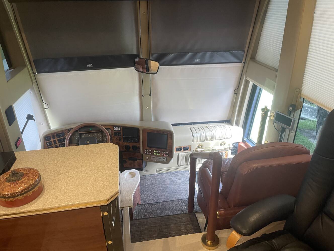 A photo of this 2005 Featherlite Coaches PREVOST