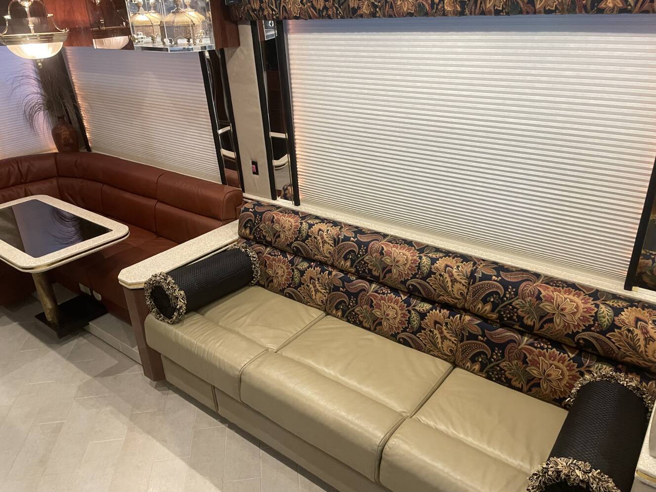 A photo of this 2005 Featherlite Coaches PREVOST