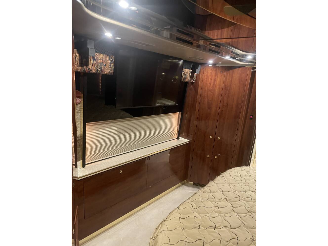 A photo of this 2005 Featherlite Coaches PREVOST
