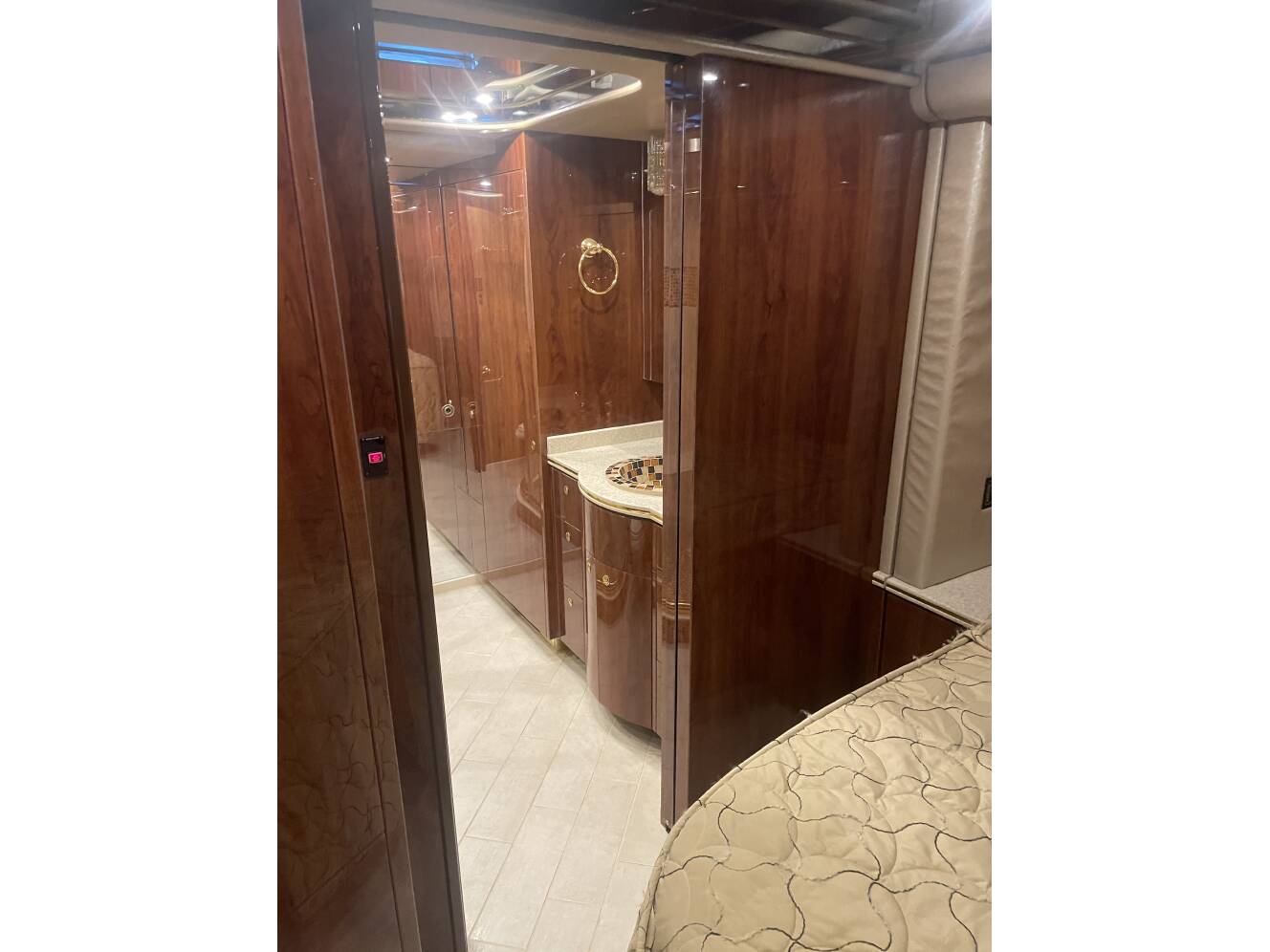 A photo of this 2005 Featherlite Coaches PREVOST