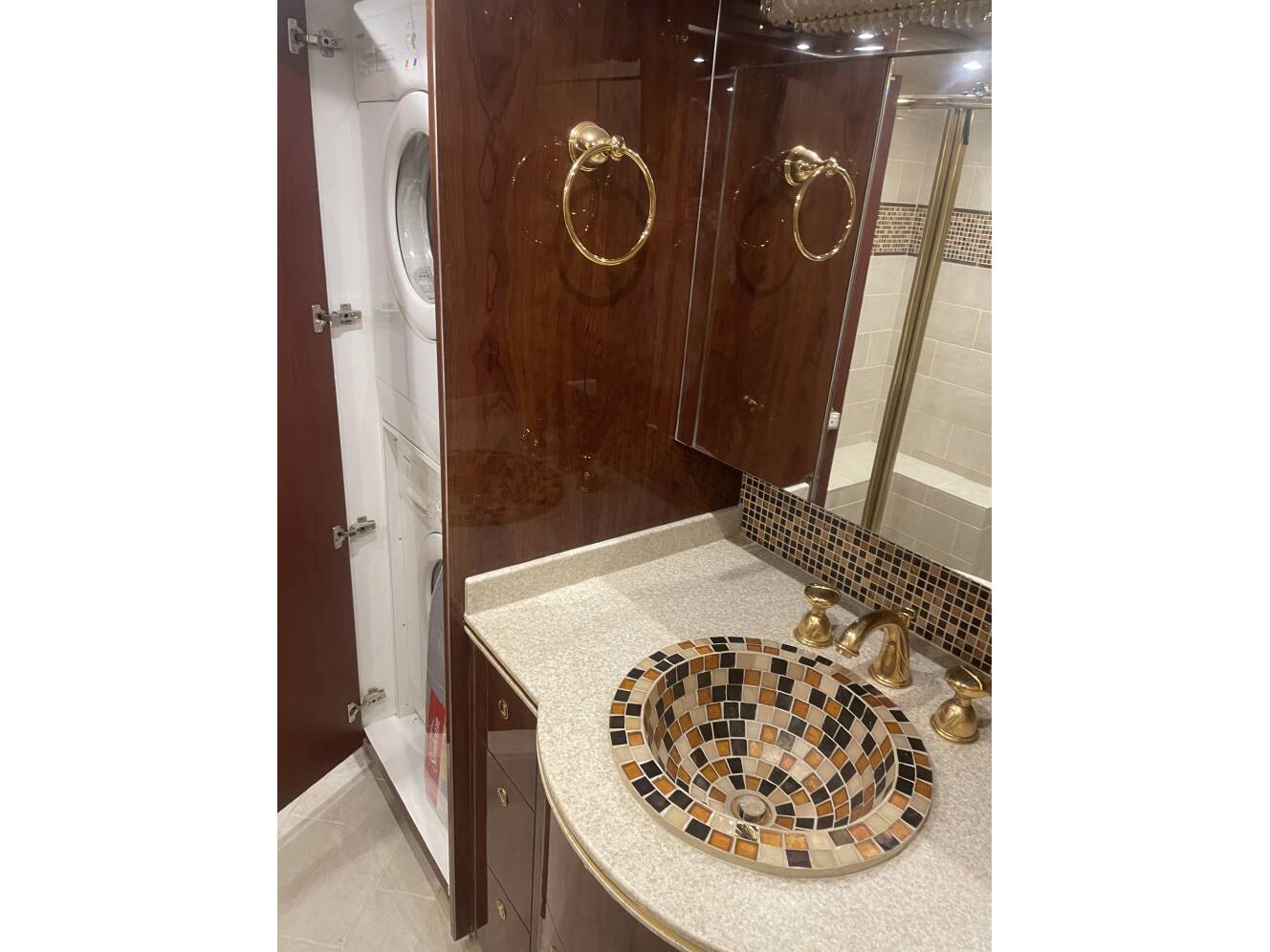 A photo of this 2005 Featherlite Coaches PREVOST