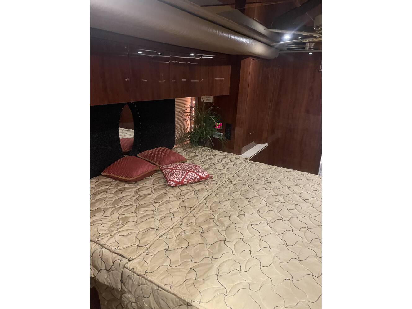 A photo of this 2005 Featherlite Coaches PREVOST