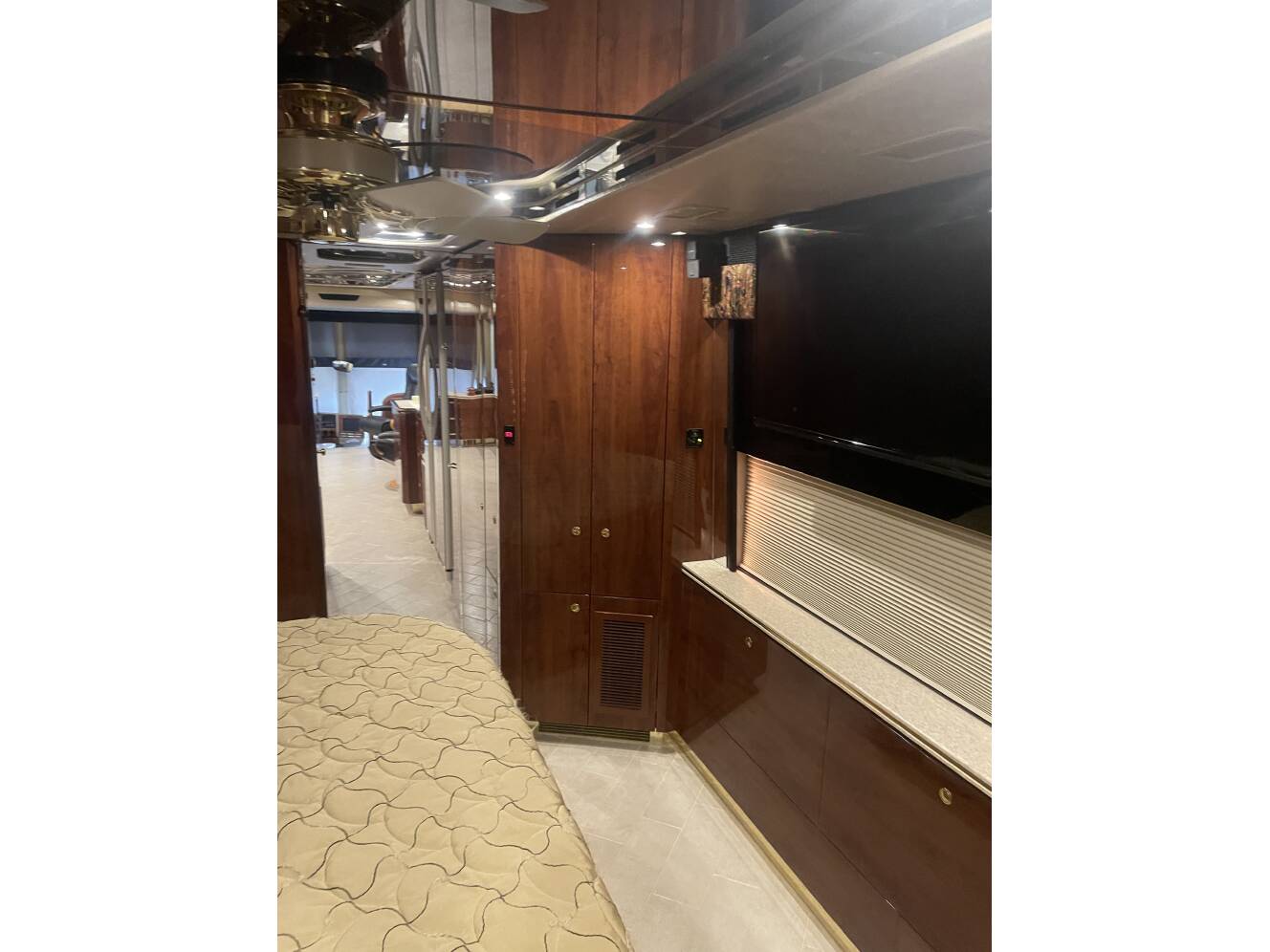 A photo of this 2005 Featherlite Coaches PREVOST
