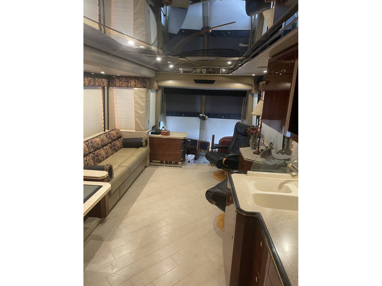 A photo of this 2005 Featherlite Coaches PREVOST