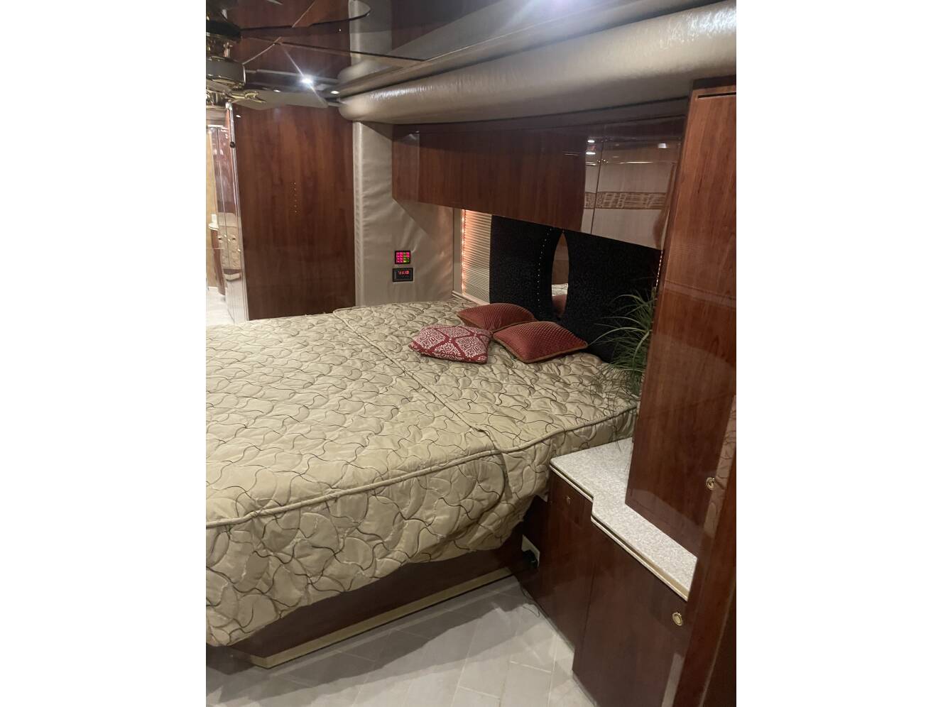 A photo of this 2005 Featherlite Coaches PREVOST