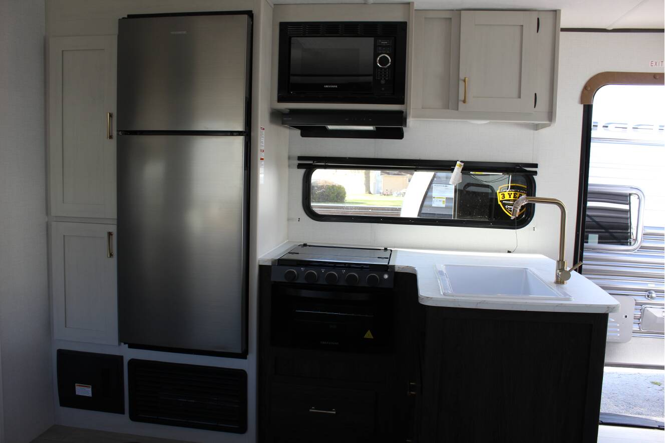 A photo of this 2026 Crossroads ZINGER 260RL