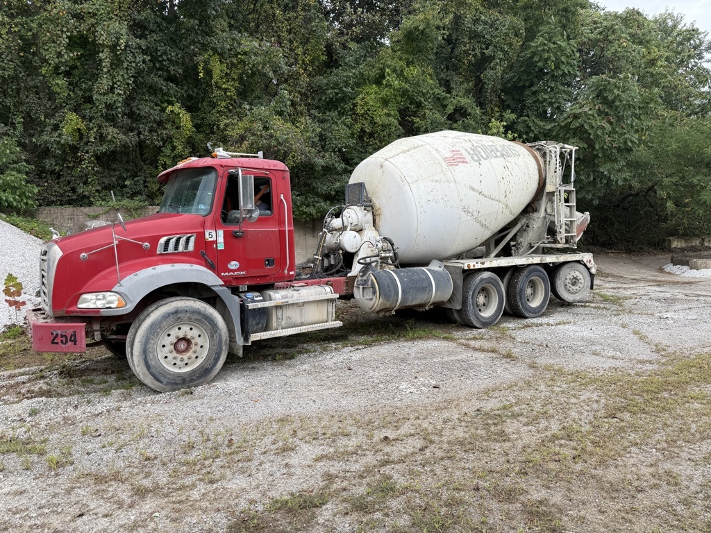 2017 MACK GU713 in Chantilly, VA