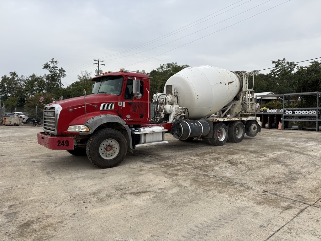2017 MACK GU713 in Chantilly, VA