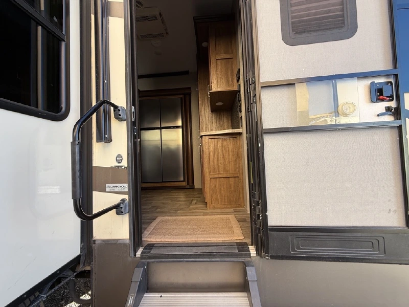 2017 KEYSTONE MONTANA 3660RL