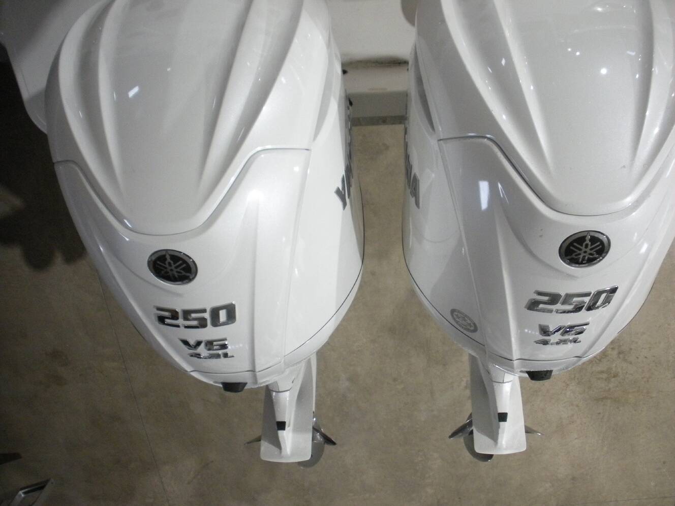 A photo of this 2026 Robalo R270 CC