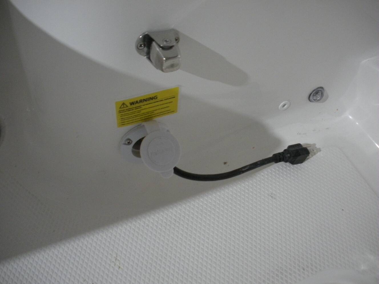 A photo of this 2026 Robalo R270 CC