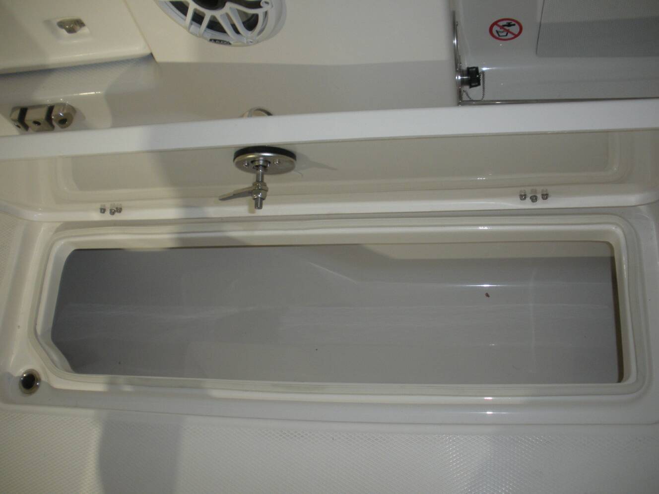 A photo of this 2026 Robalo R270 CC