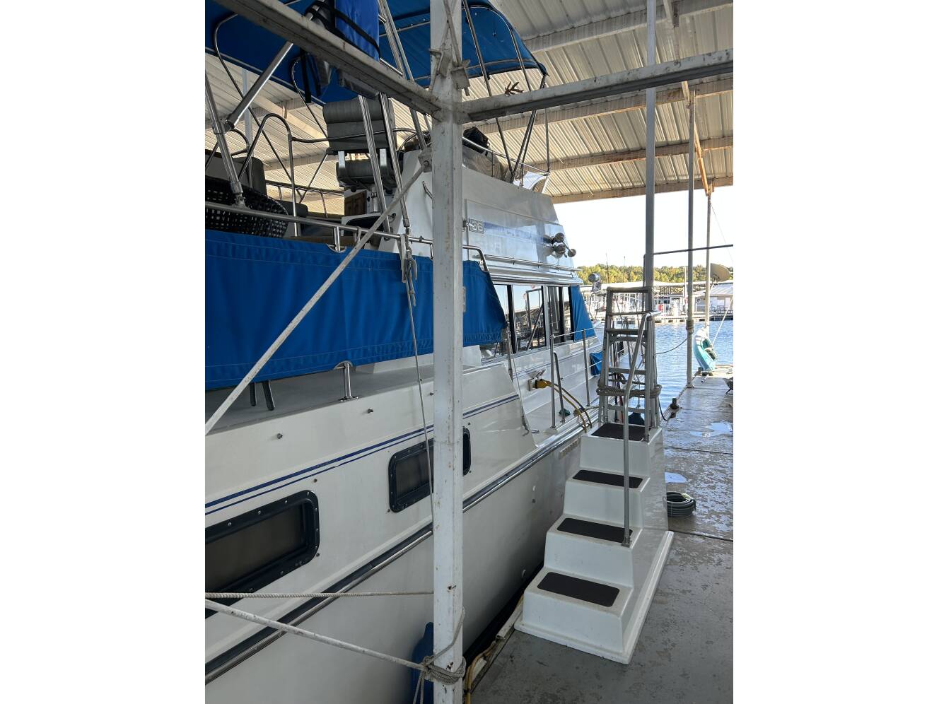 A photo of this 1988 Carver 3607 Aft Cabin Motoryacht