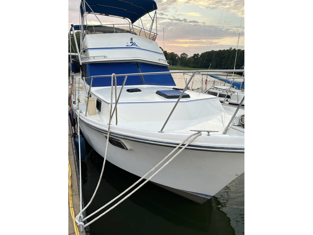 A photo of this 1988 Carver 3607 Aft Cabin Motoryacht