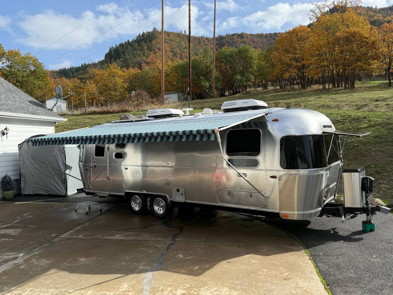 A photo of this 2021 Airstream INTERNATIONAL SERENITY 27FB TWIN
