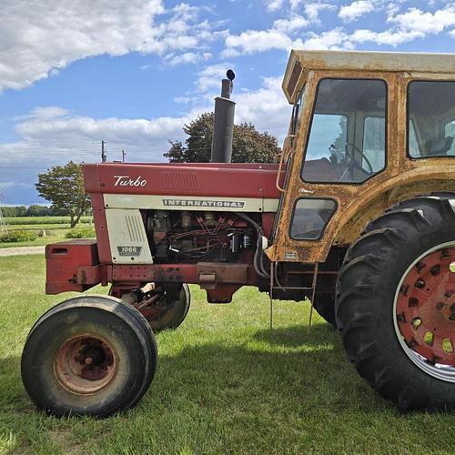 1972 INTERNATIONAL 1066 in Schoolcraft, MI