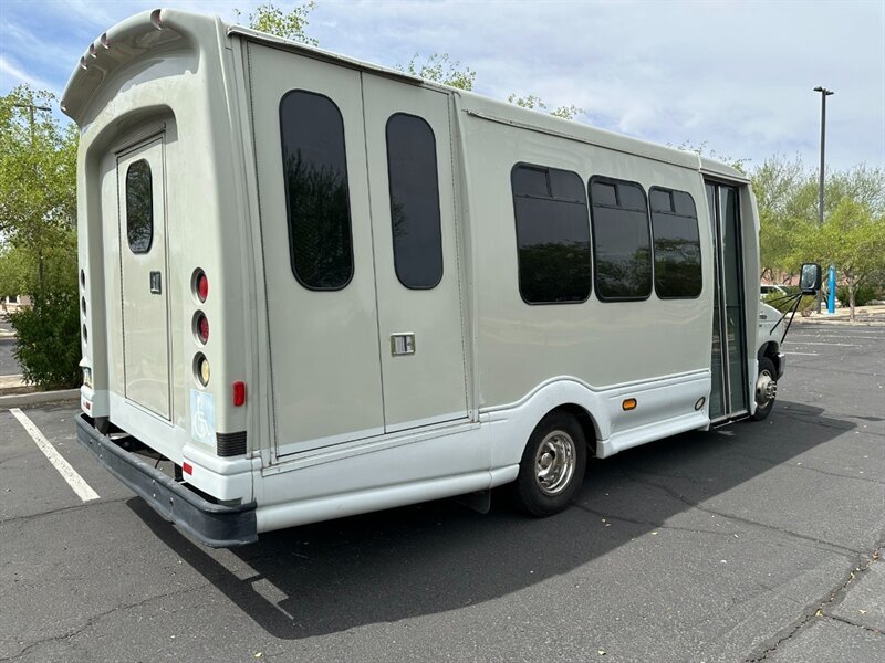 2012 Ford E-450 photo 3