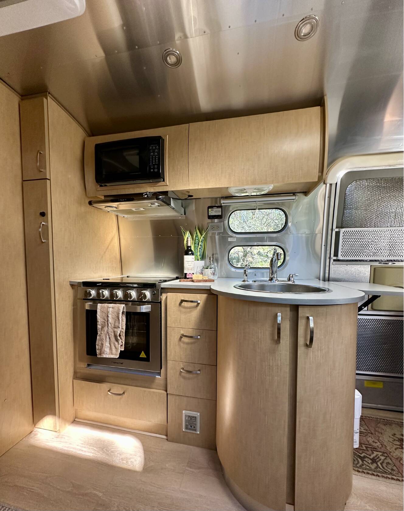 A photo of this 2009 Airstream FLYING CLOUD 25FB QUEEN