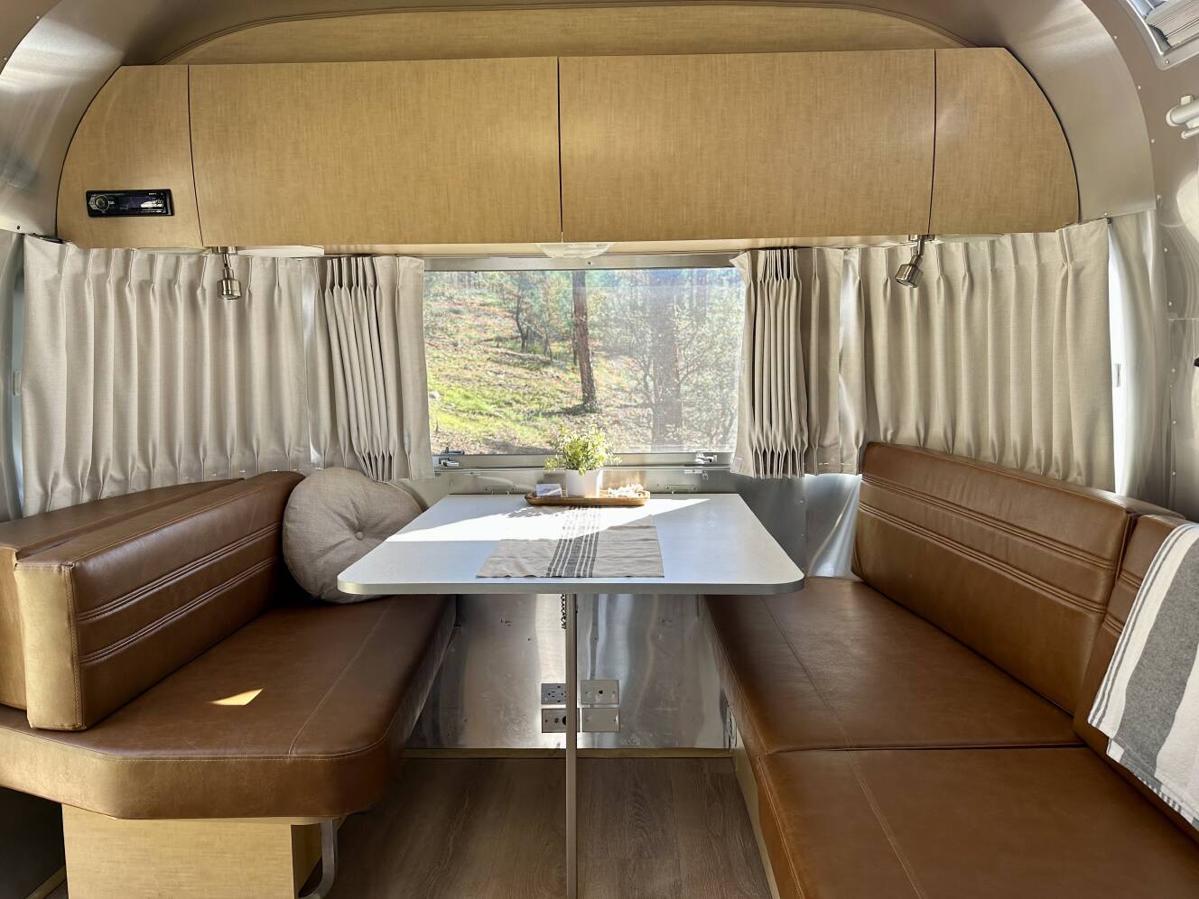 A photo of this 2009 Airstream FLYING CLOUD 25FB QUEEN