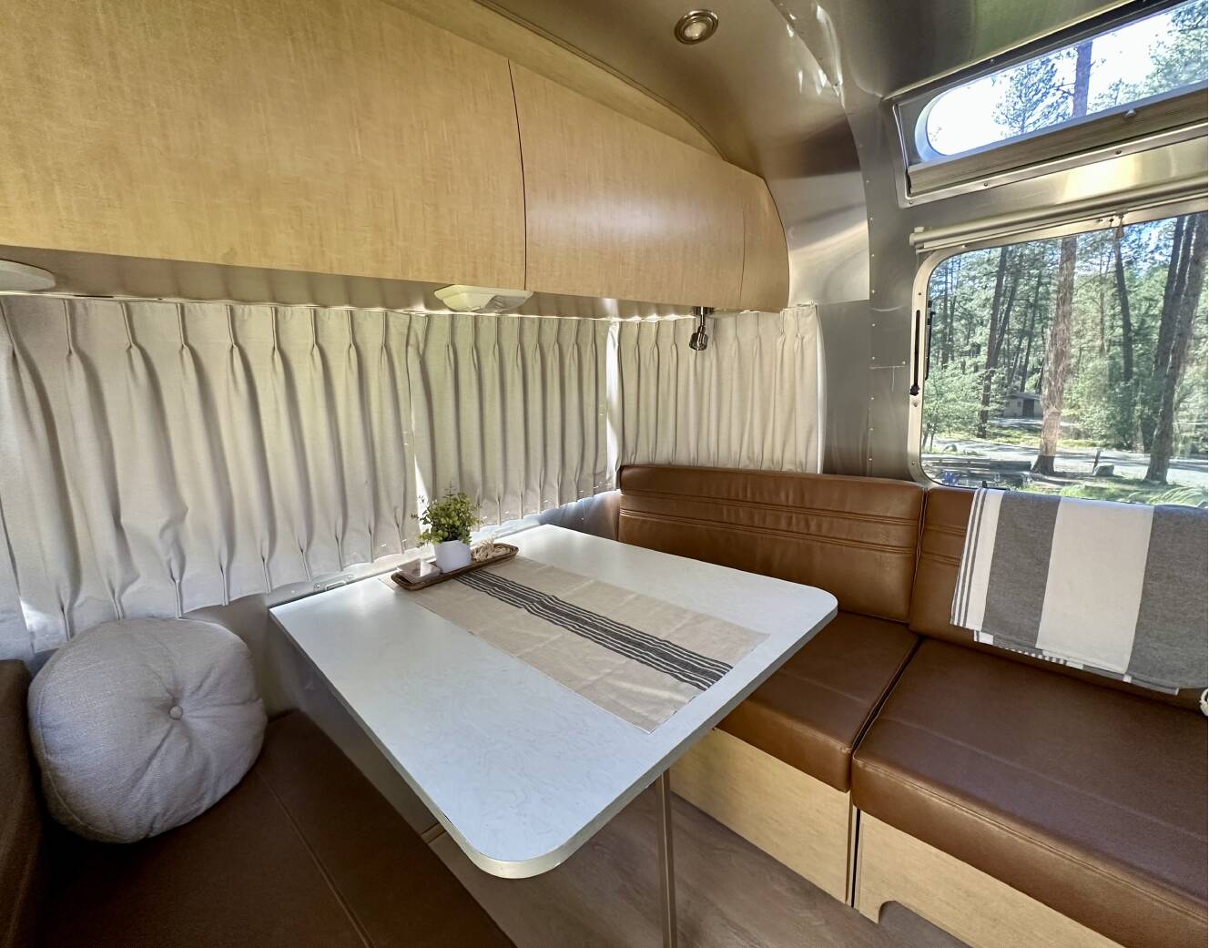 A photo of this 2009 Airstream FLYING CLOUD 25FB QUEEN