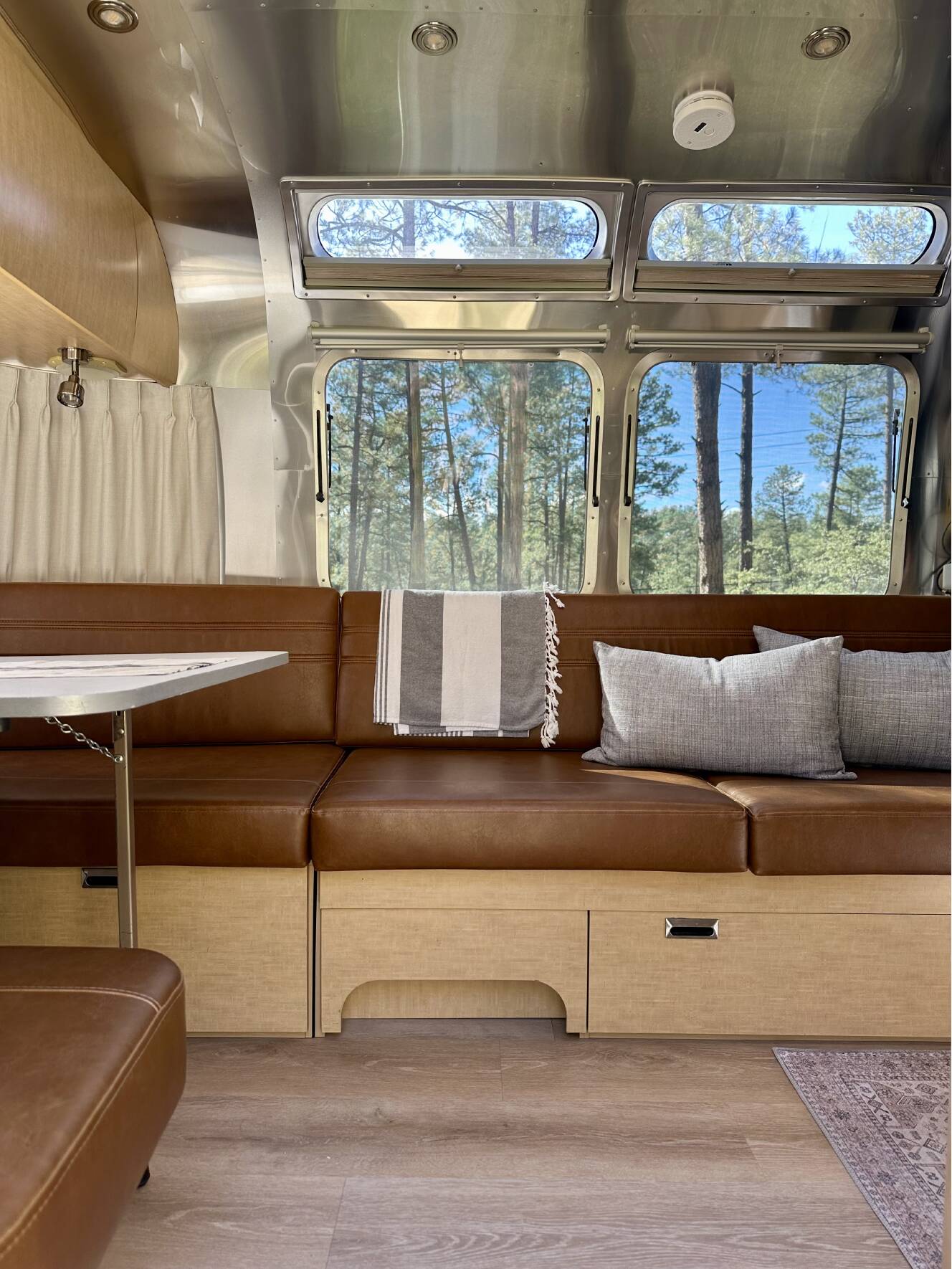 A photo of this 2009 Airstream FLYING CLOUD 25FB QUEEN