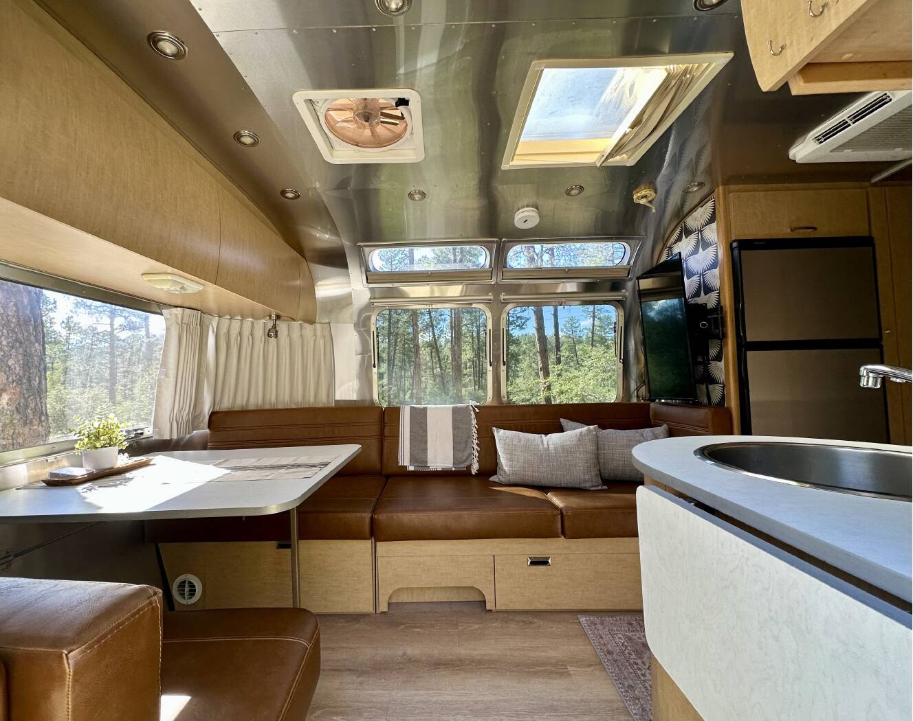 A photo of this 2009 Airstream FLYING CLOUD 25FB QUEEN