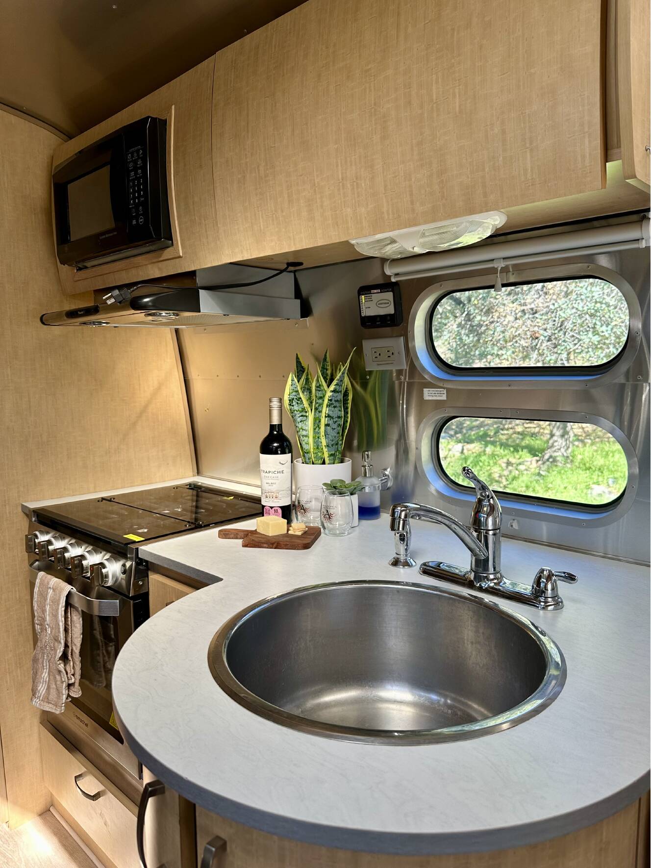 A photo of this 2009 Airstream FLYING CLOUD 25FB QUEEN