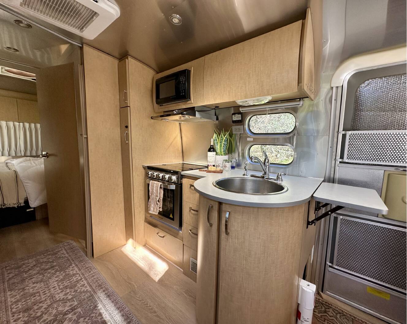A photo of this 2009 Airstream FLYING CLOUD 25FB QUEEN