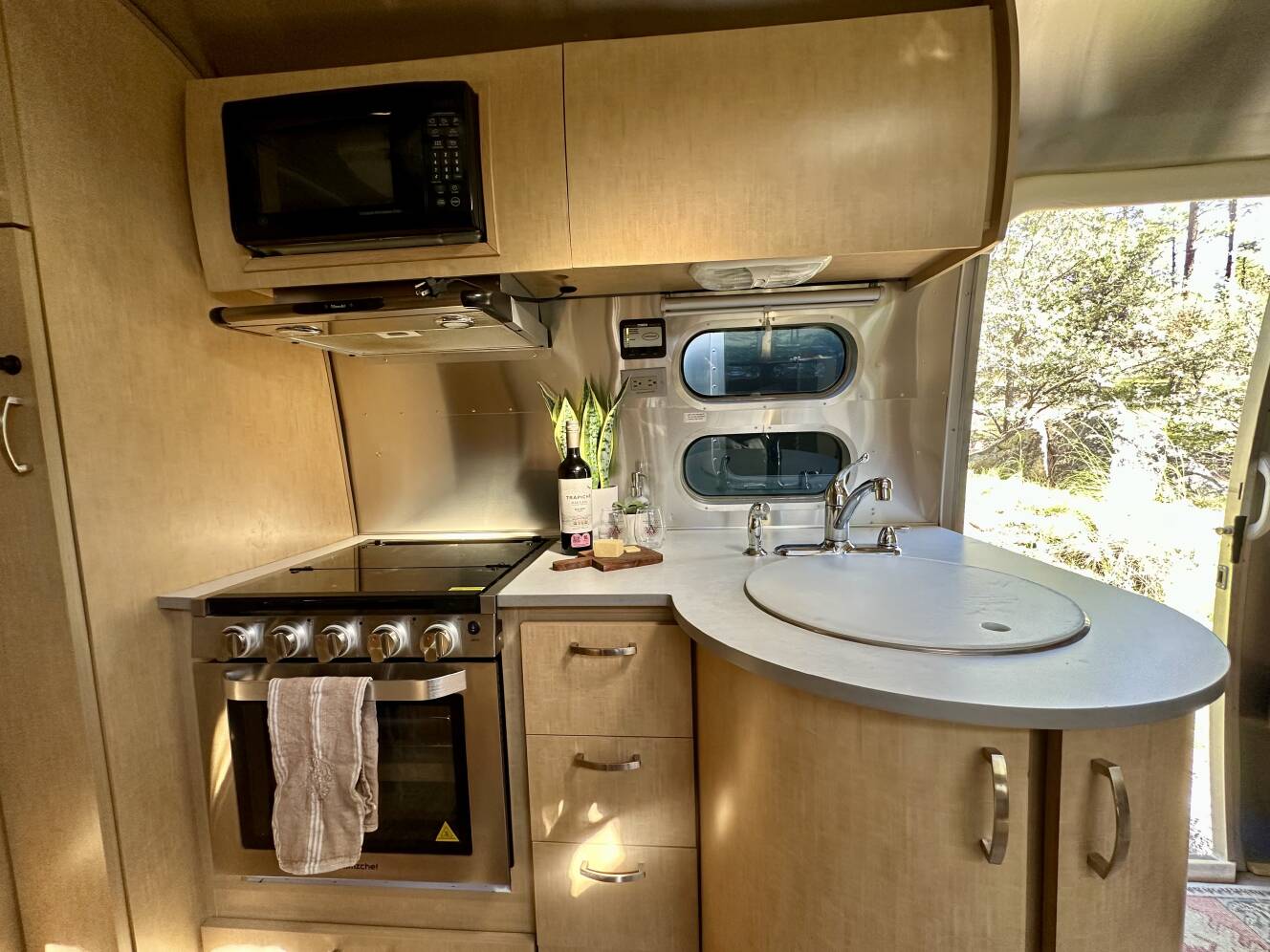 A photo of this 2009 Airstream FLYING CLOUD 25FB QUEEN
