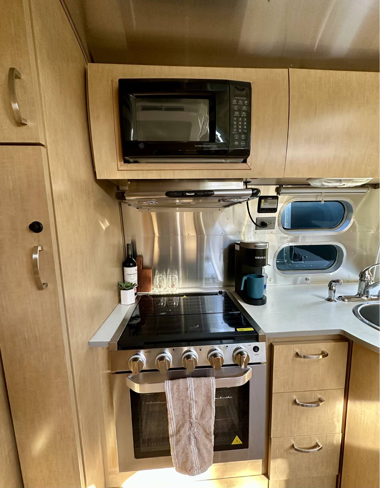 A photo of this 2009 Airstream FLYING CLOUD 25FB QUEEN