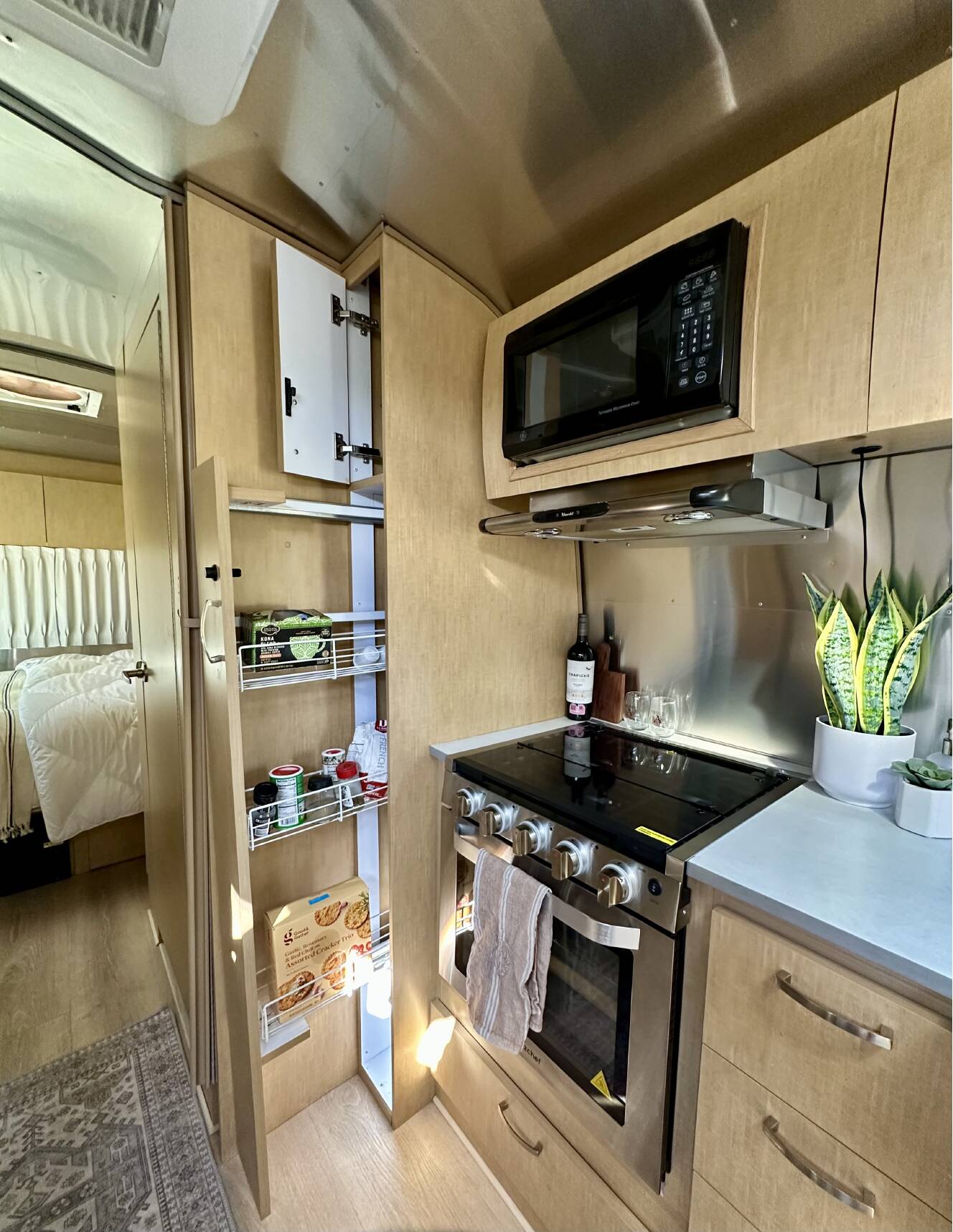 A photo of this 2009 Airstream FLYING CLOUD 25FB QUEEN