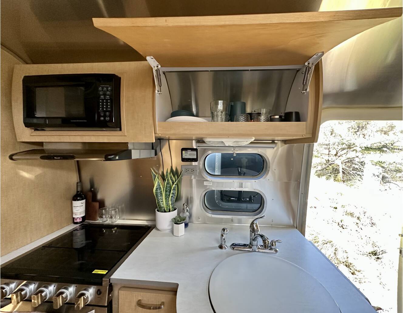 A photo of this 2009 Airstream FLYING CLOUD 25FB QUEEN