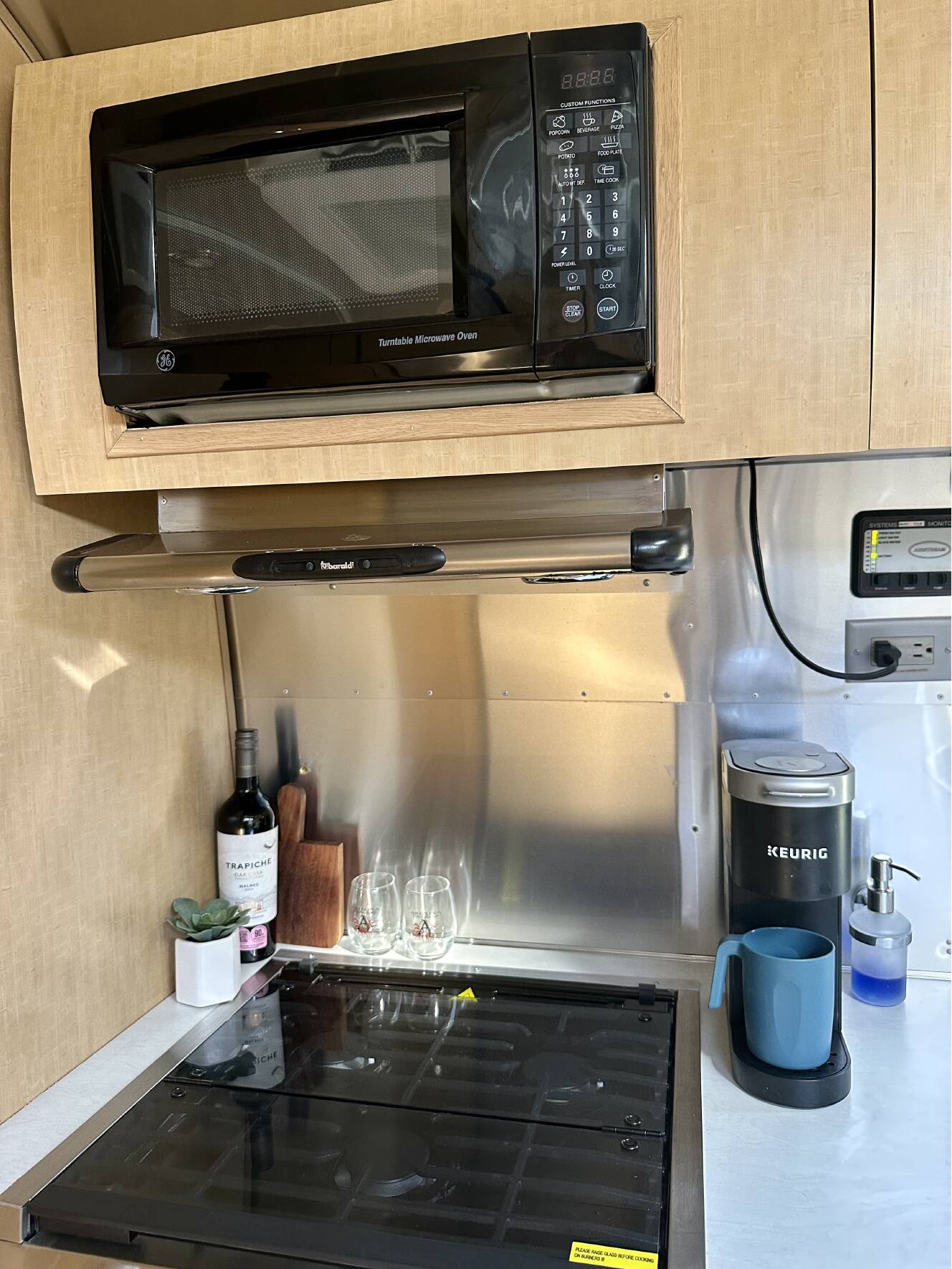 A photo of this 2009 Airstream FLYING CLOUD 25FB QUEEN