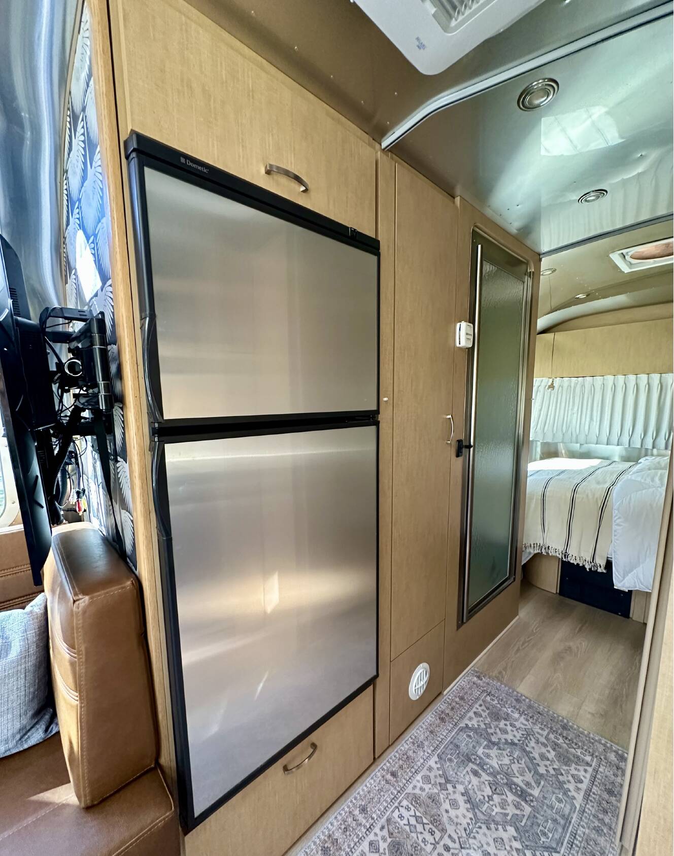 A photo of this 2009 Airstream FLYING CLOUD 25FB QUEEN