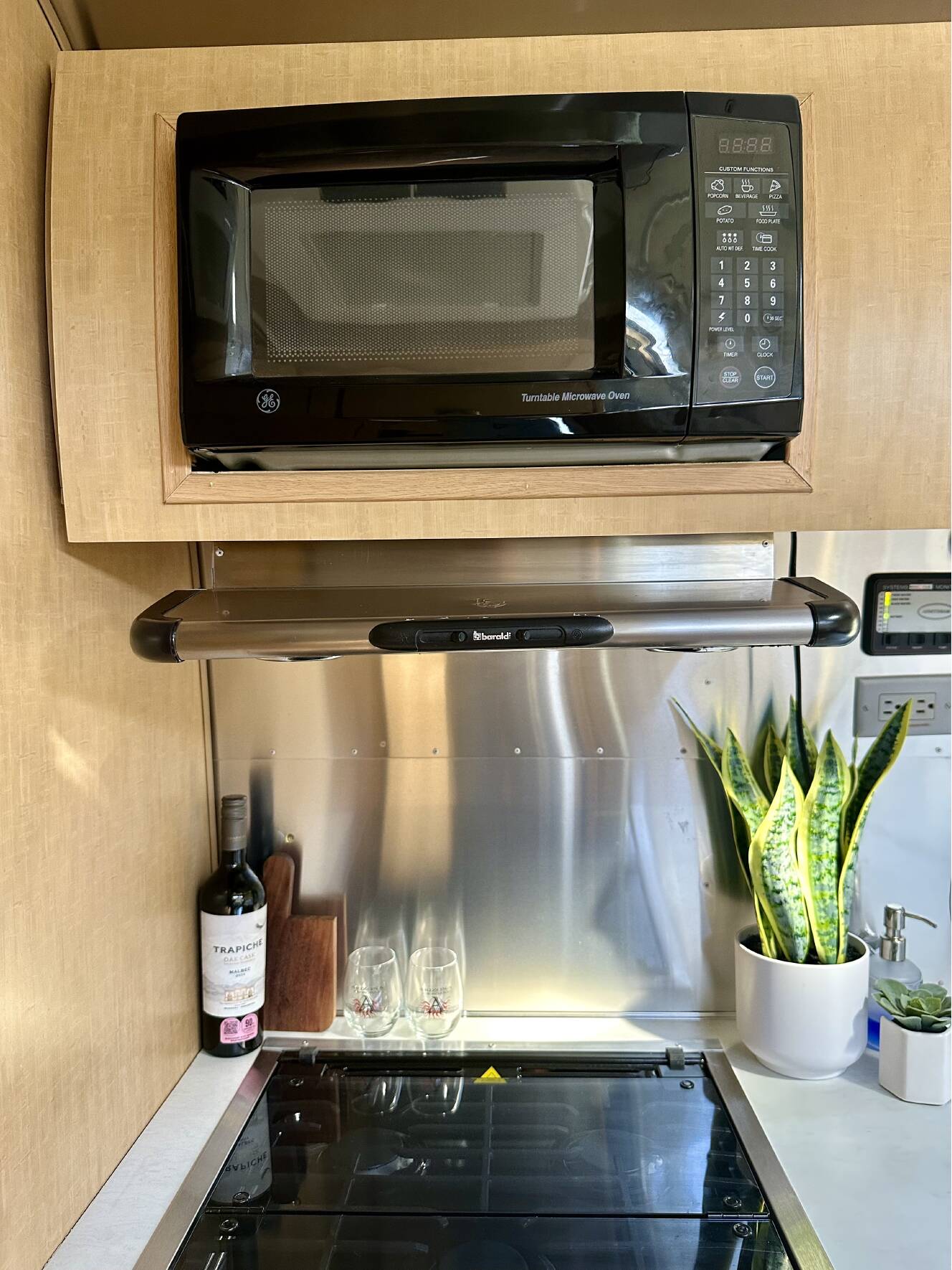 A photo of this 2009 Airstream FLYING CLOUD 25FB QUEEN