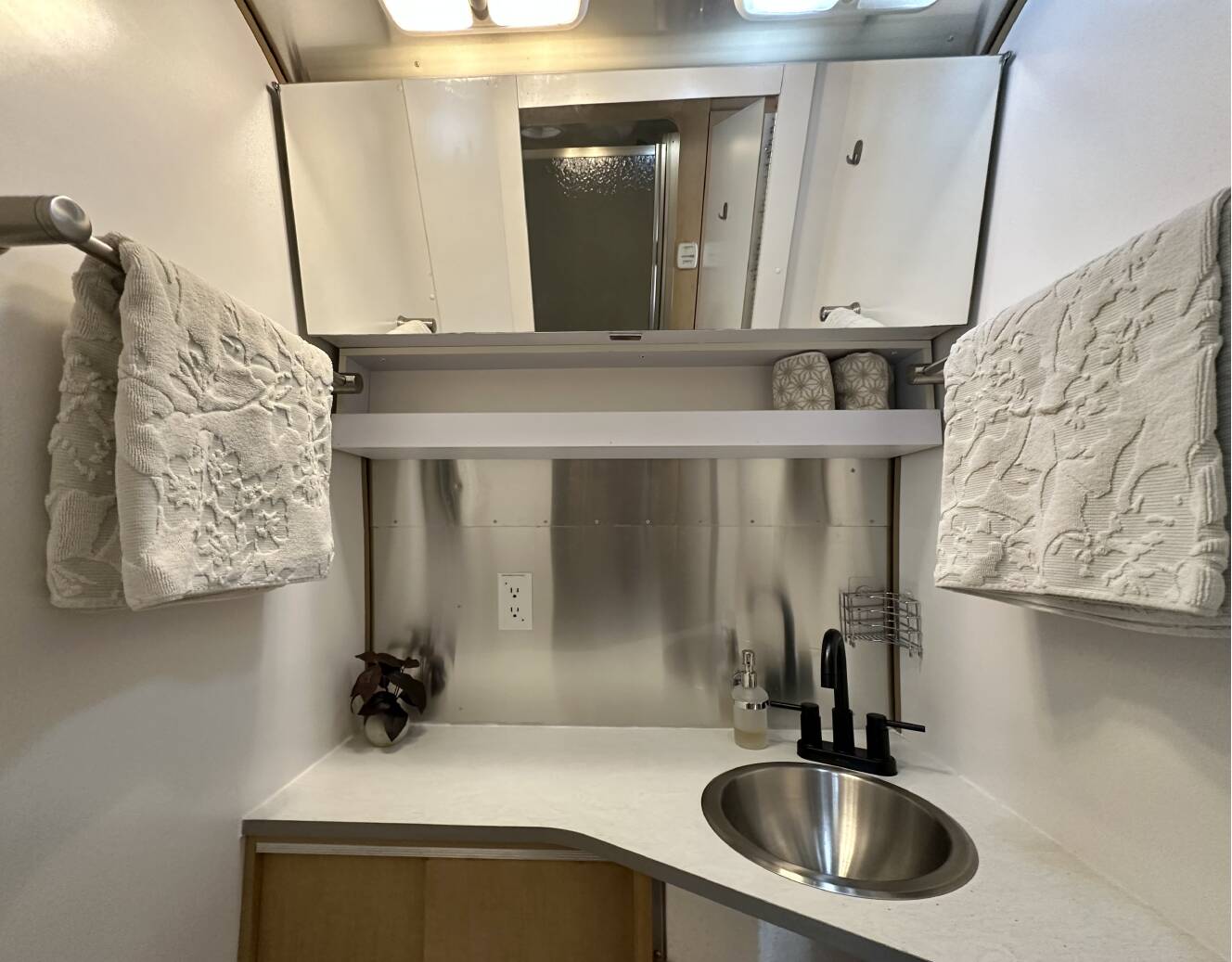 A photo of this 2009 Airstream FLYING CLOUD 25FB QUEEN