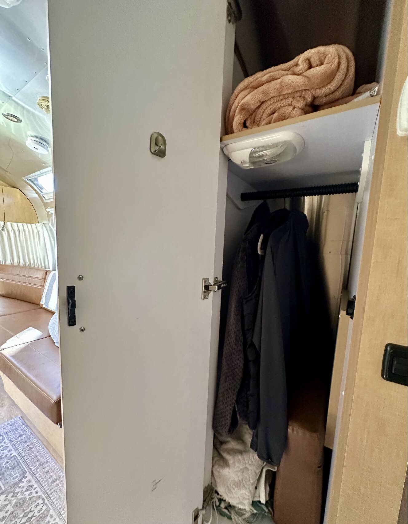 A photo of this 2009 Airstream FLYING CLOUD 25FB QUEEN