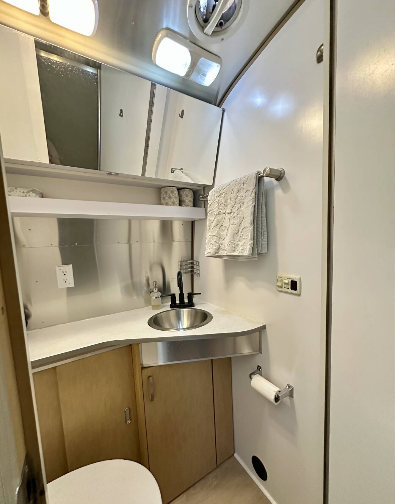 A photo of this 2009 Airstream FLYING CLOUD 25FB QUEEN