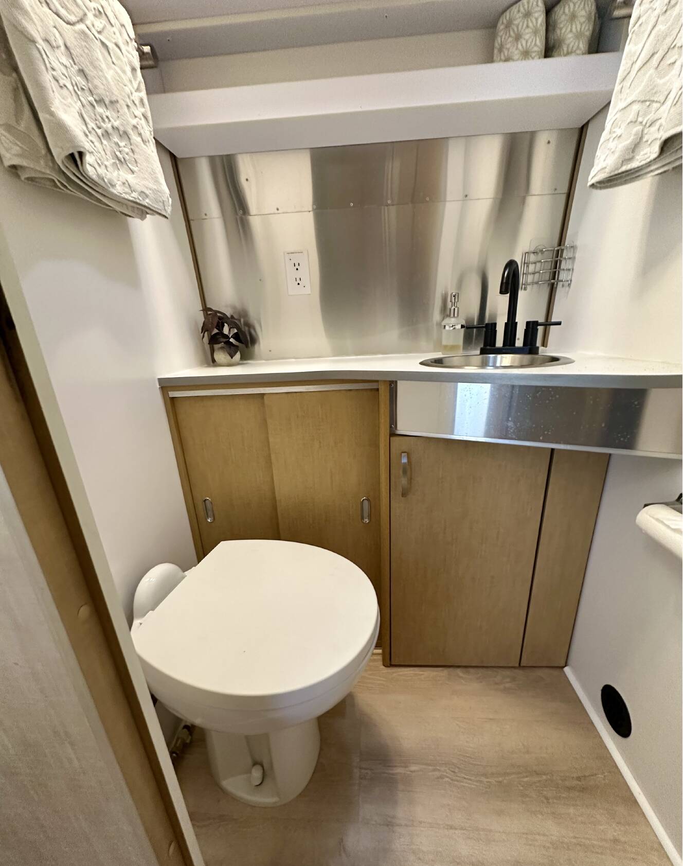 A photo of this 2009 Airstream FLYING CLOUD 25FB QUEEN
